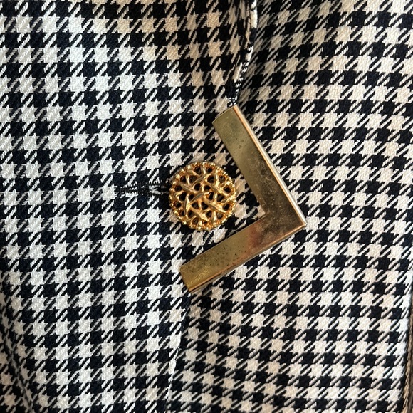 Vintage houndstooth wool blazer with gold hardware - Made in 🇨🇦 - Picture 2 of 6
